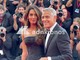 Clooney show sul red carpet di Venezia 83, si siede tra i fotografi e manda i visibilio i fan Clooney show sul red carpet di Venezia 83, si siede tra i fotografi e manda i visibilio i fan