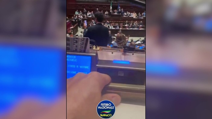 Legge elettorale, i "Vannacciani" si filmano mentre votano: "Traditori della destra non siamo noi" Legge elettorale, i "Vannacciani" si filmano mentre votano: "Traditori della destra non siamo noi"
