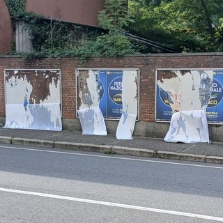 I manifesti strappati in città