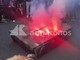 Cortei a Napoli, manifestanti bruciano carro armato di carta