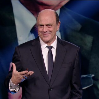 Crozza diventa Bersani, l'appello a Schlein-Conte e la stoccata a Renzi