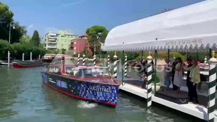 Venezia 83, l'arrivo in motoscafo della conduttrice della Mostra Greta Scarano Venezia 83, l'arrivo in motoscafo della conduttrice della Mostra Greta Scarano