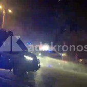 Roma, manifestanti lanciano bottiglie e petardi: le forze dell'ordine attivano gli idranti