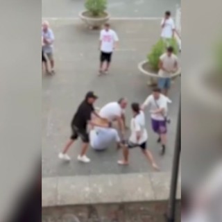 Giovani pestano a sangue un anziano in piazza nel Napoletano, il video choc