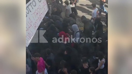 Proteste studenti a Roma, incappucciati infiltrati nel corteo