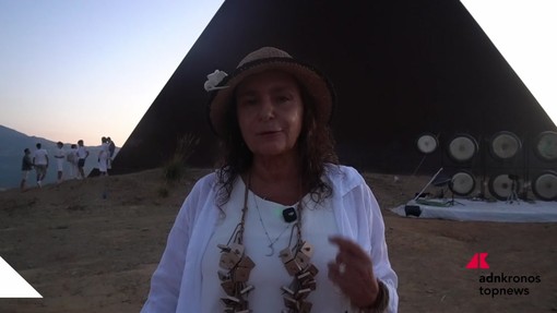 La cantautrice Aida Satta Flores al Rito della Luce a Fiumara d'arte: "Antonio Presti è un visionario" La cantautrice Aida Satta Flores al Rito della Luce a Fiumara d'arte: "Antonio Presti è un visionario"