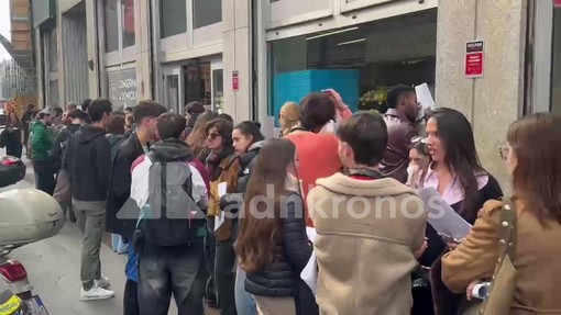 "Vogliamo un cambiamento", a Milano giovani in fila al consolato spagnolo per votare "Vogliamo un cambiamento", a Milano giovani in fila al consolato spagnolo per votare