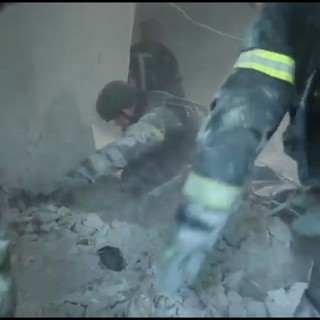 Massiccio attacco russo sull'Ucraina, i soccorsi a Kiev tra gli edifici distrutti