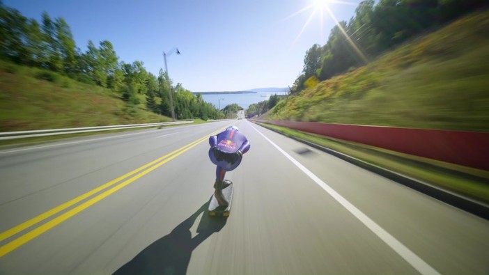 Con lo skateboard a 150 km orari, il record da brividi