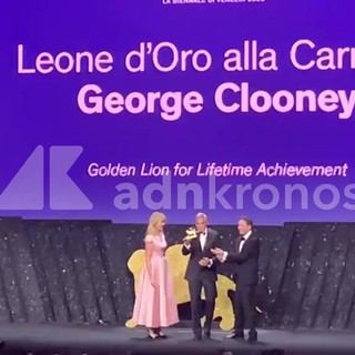 Leone d'oro alla carriera per George Clooney, è standing ovation a Venezia 2026 Leone d'oro alla carriera per George Clooney, è standing ovation a Venezia 2026