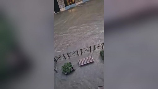 Maltempo in Liguria, a Chiavari auto come gommoni sulle strade Maltempo in Liguria, a Chiavari auto come gommoni sulle strade