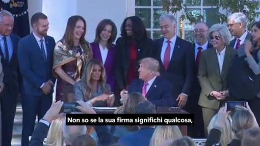 Trump invita Melania a firmare un ordine esecutivo, ma la frase diventa un boomerang sul web Trump invita Melania a firmare un ordine esecutivo, ma la frase diventa un boomerang sul web
