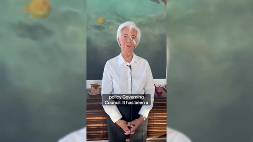 Christine Lagarde lascia la Bce, l'annuncio con due cerotti sul viso Christine Lagarde lascia la Bce, l'annuncio con due cerotti sul viso