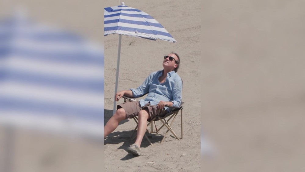 Angelo Bonelli in spiaggia con l'ombrellone...ma è il Po in secca Angelo Bonelli in spiaggia con l'ombrellone...ma è il Po in secca