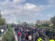 Cortei a Milano, migliaia di manifestanti invadono la tangenziale