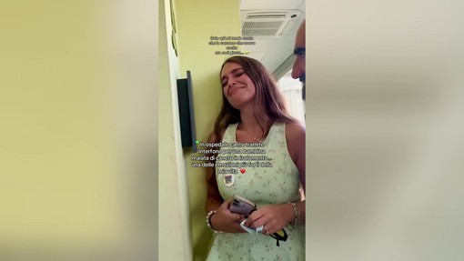 Brano de 'La Sirenetta' per una piccola paziente oncologica in isolamento, l'esibizione dall'interfono è commovente Brano de 'La Sirenetta' per una piccola paziente oncologica in isolamento, l'esibizione dall'interfono è commovente