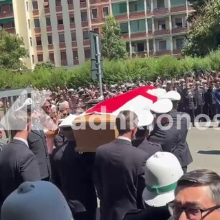 Funerali agente morto durante inseguimento, applausi sulle note di 'Hallelujah' per Francesco Imprezzabile