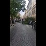 Forte vento a Roma, albero precipita su un taxi in via Ostiense