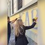Milano, Salvini e Sardone cancellano scritte contro forze dell'ordine sul muro di una scuola Milano, Salvini e Sardone cancellano scritte contro forze dell'ordine sul muro di una scuola