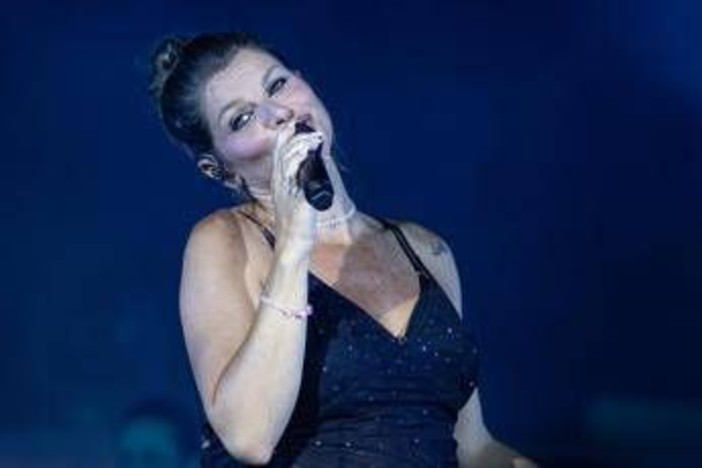 Alessandra Amoroso interrotta da Penny... la figlia scalcia e ferma il concerto