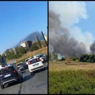 Roma, vasto incendio a Piana del Sole: fiamme verso l'aeroporto di Fiumicino