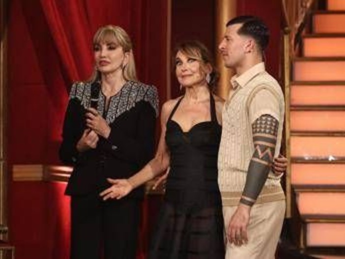 D'Urso show a Ballando, in lacrime per la madre poi attacca: "Dette cose non vere" D'Urso show a Ballando, in lacrime per la madre poi attacca: "Dette cose non vere"