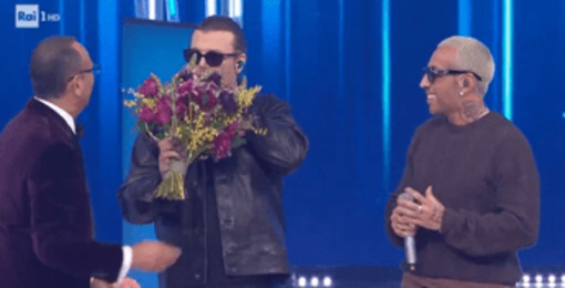 Sanremo 2026, Gianluca Grignani 'dissa' Laura Pausini sul palco: cosa ha detto Sanremo 2026, Gianluca Grignani 'dissa' Laura Pausini sul palco: cosa ha detto