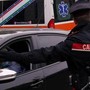 Napoli, accoltella la moglie e si barrica in casa con i figli: arrestato