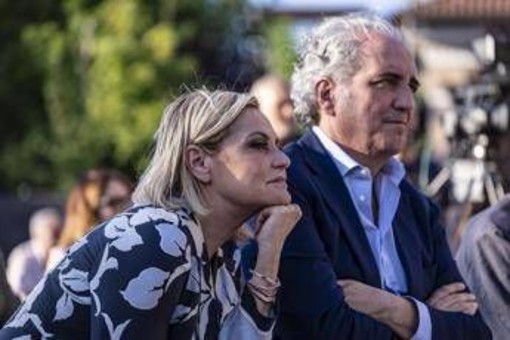 Simona Ventura e il marito perseguitati dallo stalker: &quot;Minacciati di morte in 200 messaggi&quot;