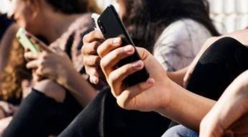 Social vietati ai minori di 16 anni, Onorato: &quot;Facciamo tornare i ragazzi a giocare&quot;