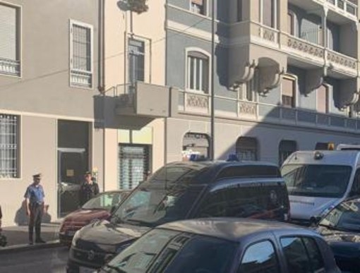 Milano, uomo trovato morto in un appartamento: ferite alla testa, ipotesi omicidio Milano, uomo trovato morto in un appartamento: ferite alla testa, ipotesi omicidio