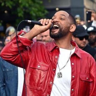 Will Smith sorprende Londra, canta i suoi successi in uno show in strada - Video