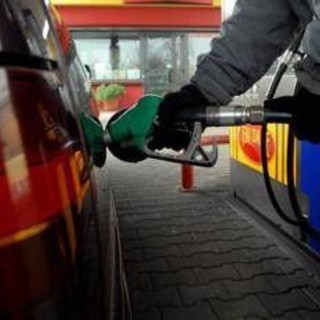 Carburanti, petrolio vicino a 120 dollari al barile: nuovi aumenti per benzina e diesel Carburanti, petrolio vicino a 120 dollari al barile: nuovi aumenti per benzina e diesel