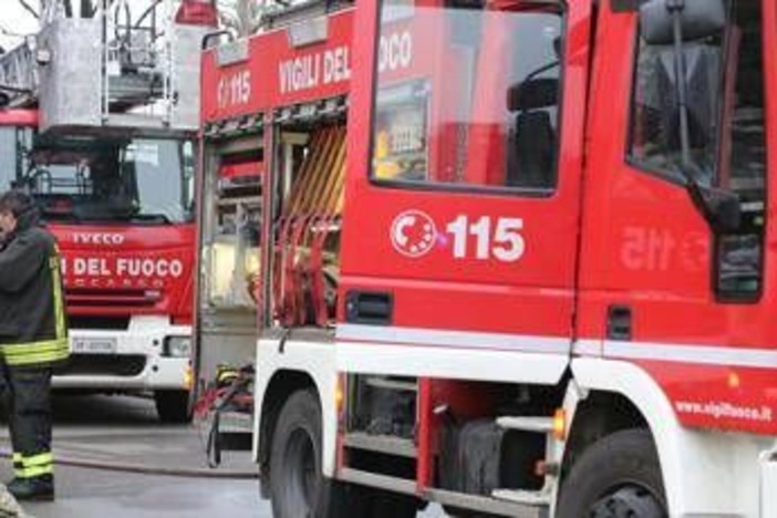 Incendio in un appartamento a Roma, evacuate 20 persone a Garbatella