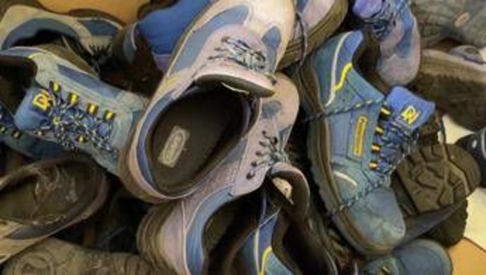 Poste, da scarpe portalettere a pavimenti antitrauma per bambini, 'scarpa vecchia fa buon gioco' diventa realtà