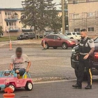 Guida la jeep di Barbie in strada, arrestato: &quot;Non volevo andare a piedi&quot;
