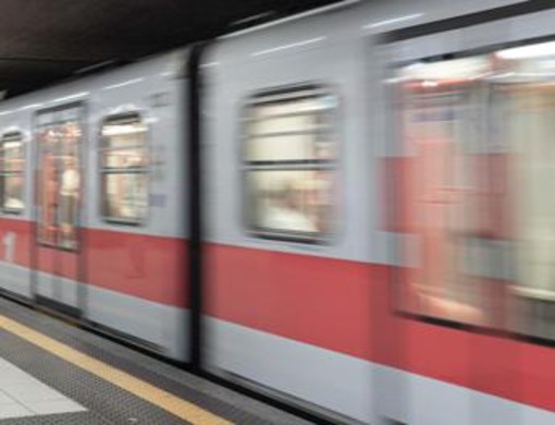 Ragazza sfregiata in metro a Milano, il racconto: "Ho pensato di morire" Ragazza sfregiata in metro a Milano, il racconto: "Ho pensato di morire"