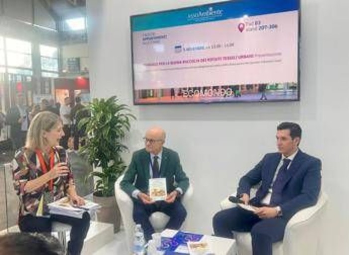 Rifiuti tessili, presentato il manuale per 'la buona raccolta' di Unirau e Ariu Rifiuti tessili, presentato il manuale per 'la buona raccolta' di Unirau e Ariu