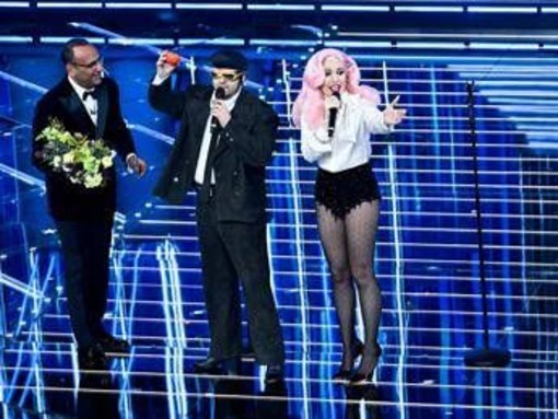Sanremo 2026, TonyPitony e il caco sul palco: il significato del gesto Sanremo 2026, TonyPitony e il caco sul palco: il significato del gesto