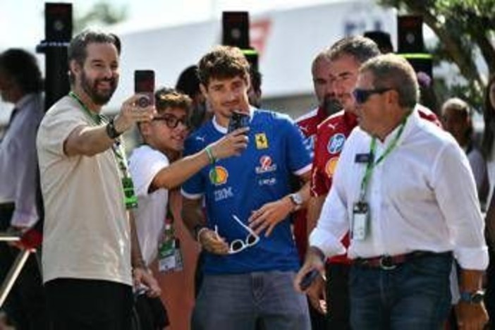 Gp Monza, le 'follie' dei tifosi Ferrari: &quot;Tremila euro per vedere Hamilton e Leclerc&quot;