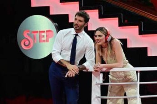 De Martino al concerto di Rosalía, al suo fianco Brenda Lodigiani: amore o amicizia?