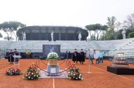 Nicola Pietrangeli, camera ardente al Foro Italico sulle note di Aznavour. Alle 15 i funerali Nicola Pietrangeli, camera ardente al Foro Italico sulle note di Aznavour. Alle 15 i funerali