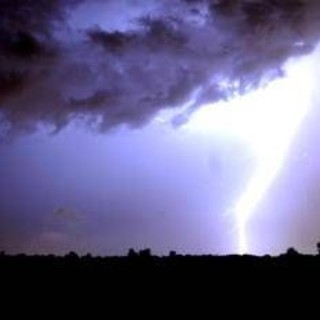 Maltempo al Nord, voli dirottati per forti temporali. Violento nubifragio a Como