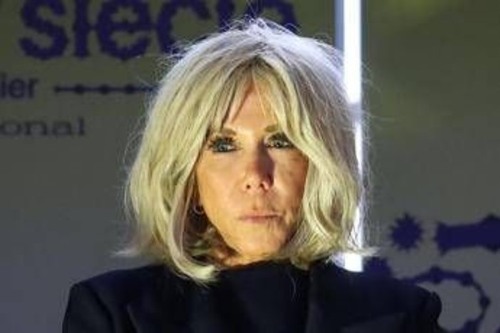 Fake news sul sesso di Brigitte Macron, 10 condannati per cyberbullismo Fake news sul sesso di Brigitte Macron, 10 condannati per cyberbullismo