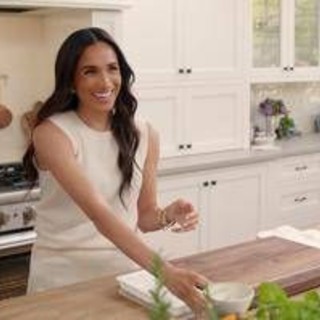 Meghan pubblica una foto con i figli Archie e Lilibet: è polemica