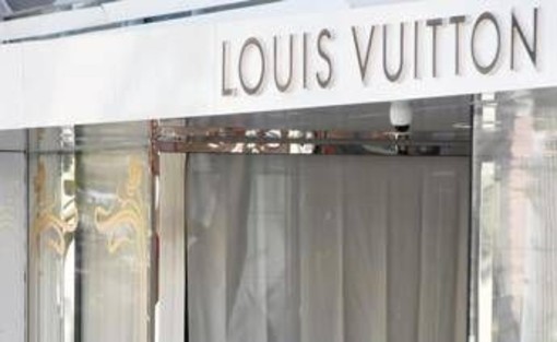Colpo grosso da Louis Vuitton in via dei Condotti, vetrina sfondata con l'auto e merce rubata