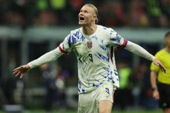 Esposito segna, Adani urla: &quot;Adesso, Erling, lo conosci?&quot;. Ma Haaland fa doppietta