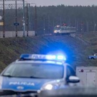 Bomba su binari in Polonia, Tusk: "Due collaboratori di Mosca dietro sabotaggio" Bomba su binari in Polonia, Tusk: "Due collaboratori di Mosca dietro sabotaggio"