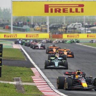 In Cina Verstappen precede Norris e Perez, poi le Ferrari