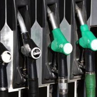 Carburanti, Gros (Bocconi) avverte: "No ai sussidi del governo, misura regressiva"